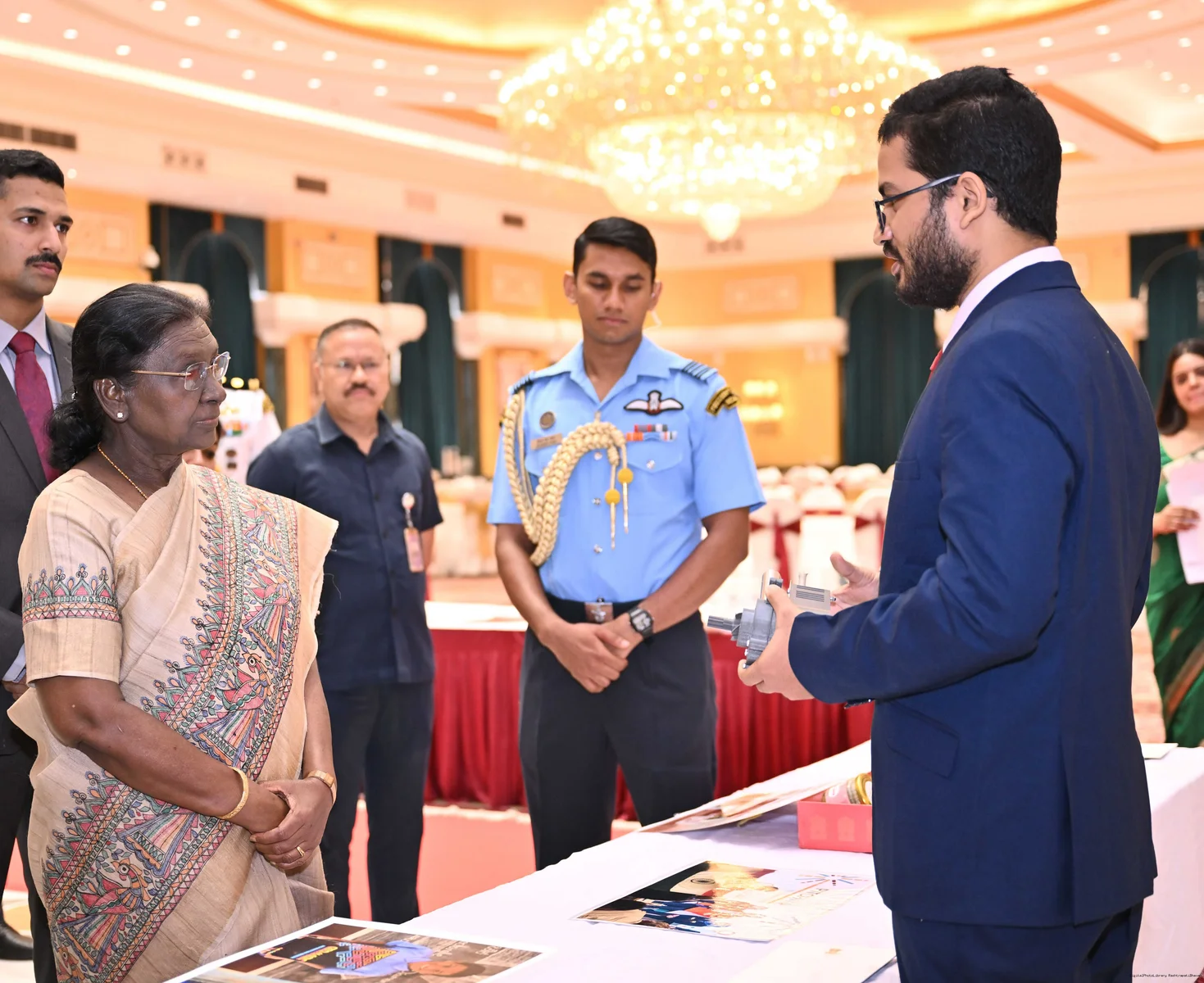 Founder Anup Paikaray presenting healthcare innovation to the Hon'ble President of India, Smt. Droupadi Murmu at Rashtrapati Bhavan